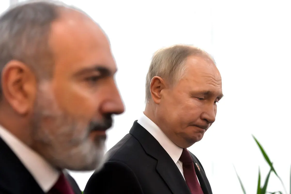 Президент направил премьер-министру Армении поздравление с пожеланиями здоровья и успехов, отметив заинтересованность в дальнейшем развитии двусторонних отношений; в материале также напоминают о недавних заявлениях и торговых ограничениях.