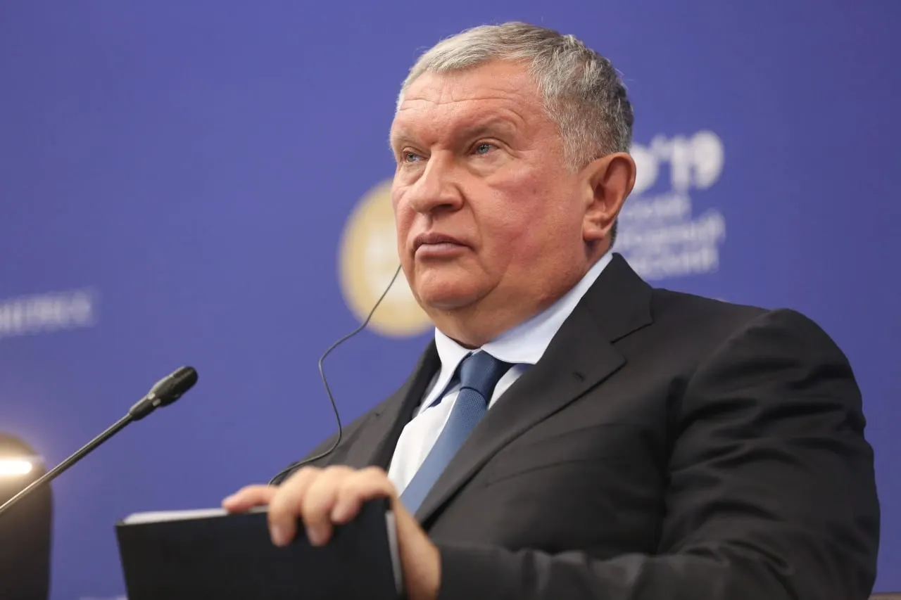 Глава «Роснефти» предложил временно приостановить обязательные биржевые продажи топлива, обязать переработку не менее 30% сырья в России, пересмотреть нормативы для вертикально интегрированных компаний и ввести механизм, обеспечивающий безубыточность импорта.
