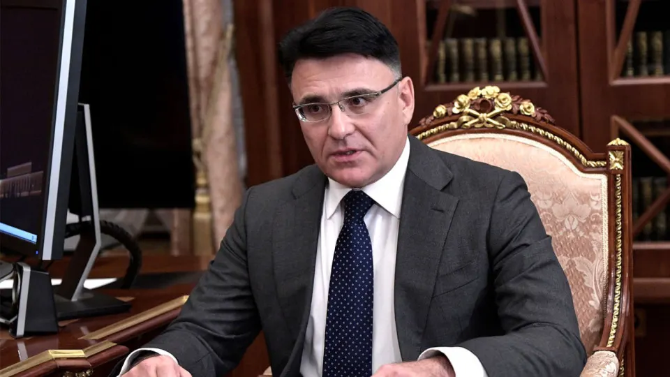 Гендиректор крупного медиа-холдинга предложил установить квоты на показ иностранных картин, чтобы отбирать «лучшие» релизы и освобождать экранное время для отечественного кино; обсуждение идеи получило поддержку на уровне президента и Минкультуры.