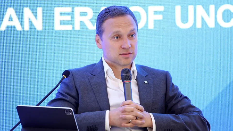 Вице‑председатель правления Сбербанка отмечает, что россияне и малый бизнес переводят средства в «кэш» после ужесточения налогового и платёжного контроля; банки фиксируют значительный отток средств.