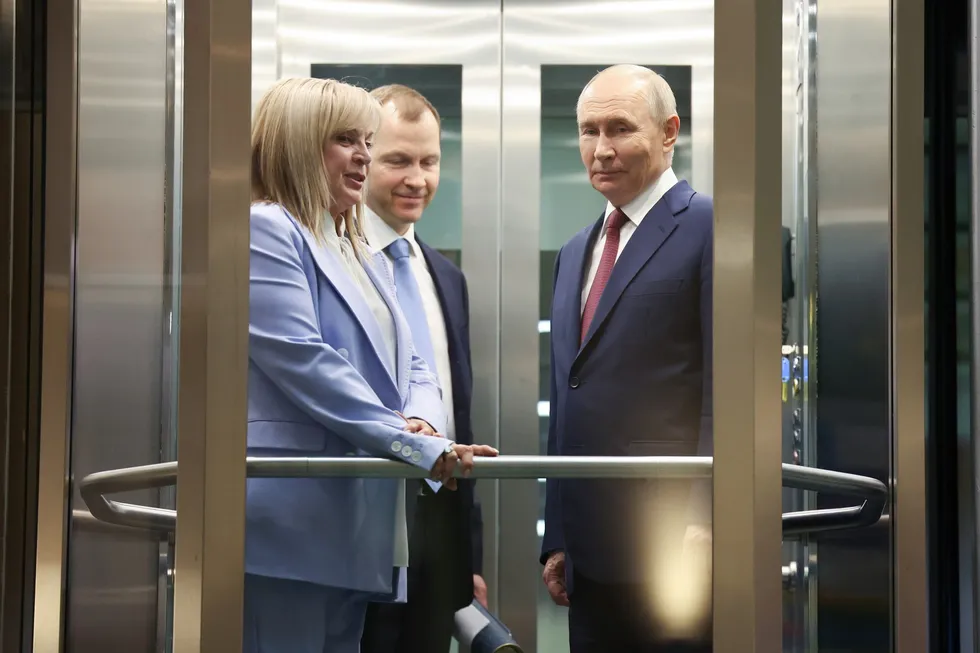 Руководители силовых структур настаивают на переносе или отмене сентябрьских думских выборов из‑за ухудшения экономической ситуации и падения рейтингов. В администрации президента идут споры: часть чиновников и политблок выступают за сохранение календаря.
