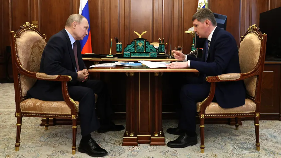 Президент потребовал роста инвестиций как главного индикатора эффективности работы экономических властей. Министр экономического развития признал наличие множества барьеров: бюджетная экономия, высокие ставки, дефицит капитала у банков и потеря инвестиционного аппетита у бизнеса.