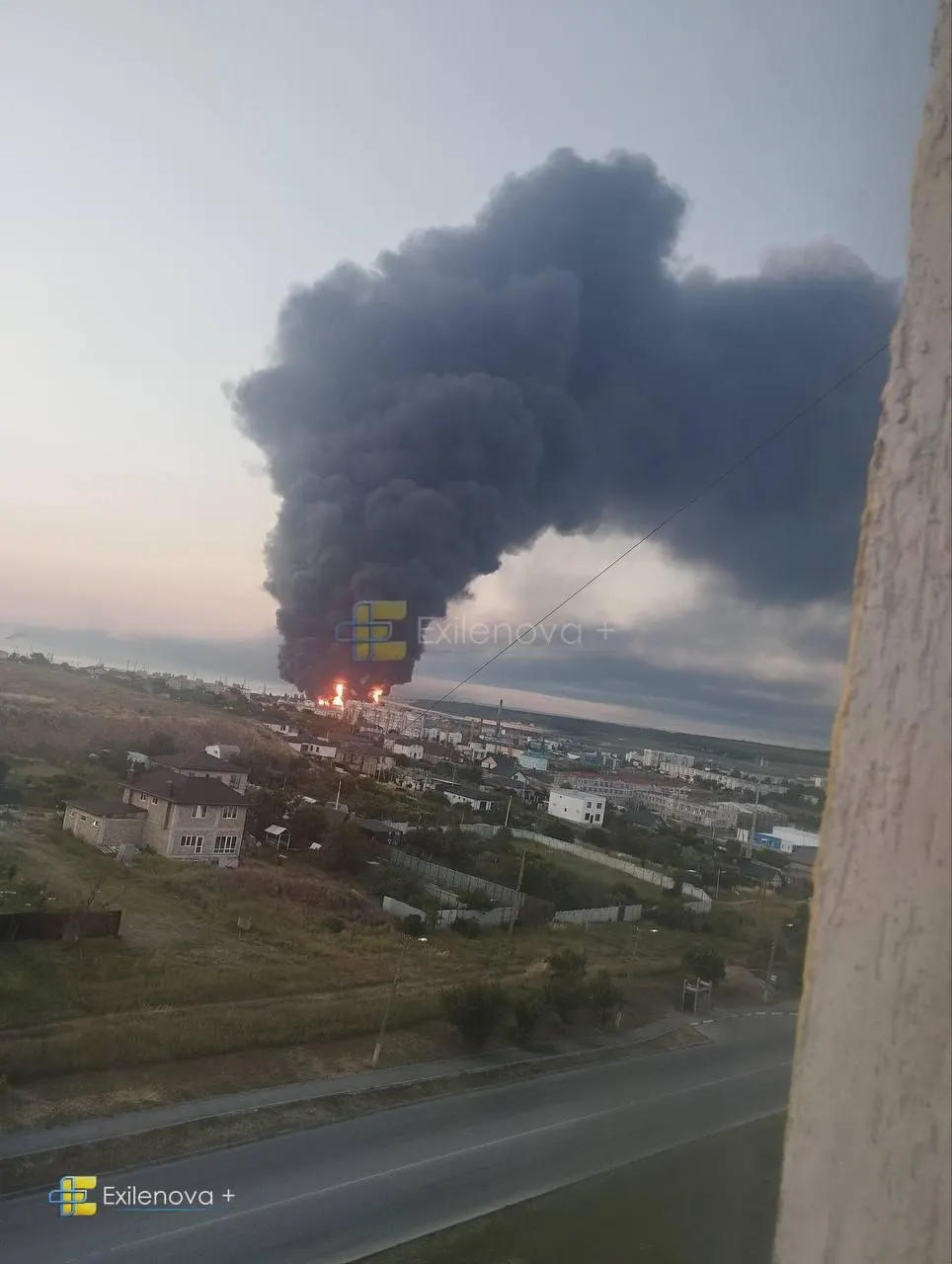 После удара БПЛА в районе Керченского пролива загорелась нефтебаза, повреждены жилые дома — по разным данным погибли несколько человек, десятки получили ранения.