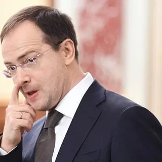 Помощник президента предложил ввести обязательную отработку для бюджетников и вернуть плановую модель распределения выпускников — критики называют это ограничением свободы выбора молодых специалистов.