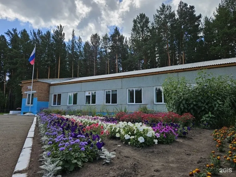 В ряде сельских школ Красноярского края старшие классы планируют не комплектовать или объединять из‑за нехватки обучающихся и сокращения расходов. Семьям предлагают возить детей в удалённые школы, а руководителей школ просят сокращать персонал.