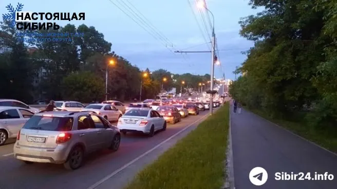 После введения жестких лимитов на АЗС в ряде сибирских регионов в Иркутске образовались километровые очереди. Сети закрывают розницу, бензин отпускают по жестким нормам, перевозки и скорая помощь рискуют остаться без топлива.