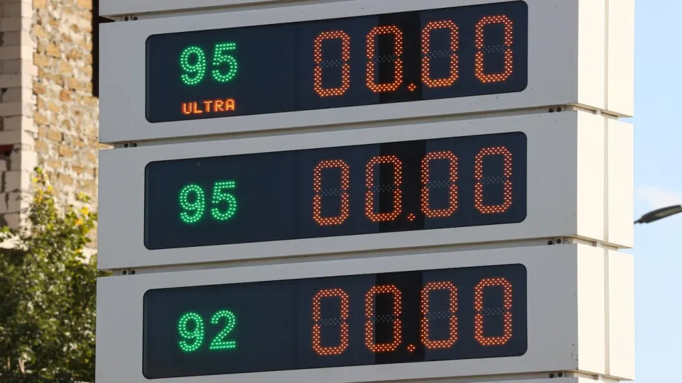 Розничные цены на бензин выросли в среднем на 3% за неделю и уже показали крупнейший недельный скачок за два десятилетия. Кризис обусловлен падением производства после ударов по НПЗ и вызывает дефицит топлива в десятках регионов.