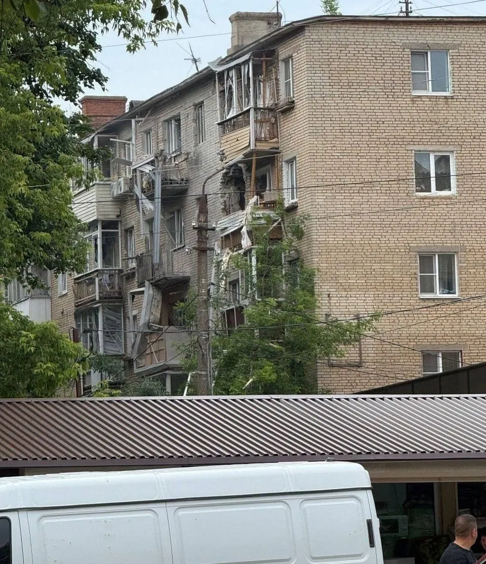 В Тульской области беспилотник врезался в многоквартирный дом в Щёкино; по данным Минобороны, за ночь силы ПВО сбили более 300 украинских дронов, около 80 — при подлёте к Москве. В ряде аэропортов введены ограничения.