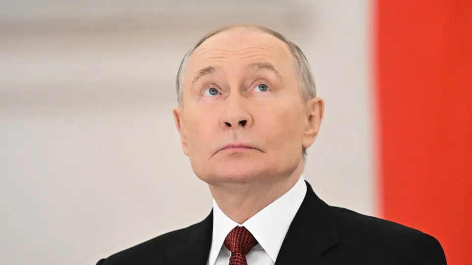В администрации рассматривают сценарий, при котором новоизбранные депутаты на первом заседании обратятся с просьбой о мобилизации. Одновременно идут подготовительные мероприятия по массовому набору, но в Кремле сомневаются в целесообразности из‑за рисков для стабильности и экономики.