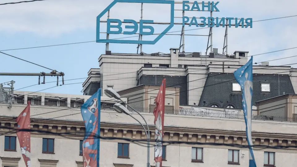 Государственный банк ВЭБ сообщил о планах уменьшить бюджет и провести сокращение штата на 15% в рамках подготовки к бюджетным параметрам 2027 года на фоне «охлаждения» кредитования и общей волны увольнений в экономике.