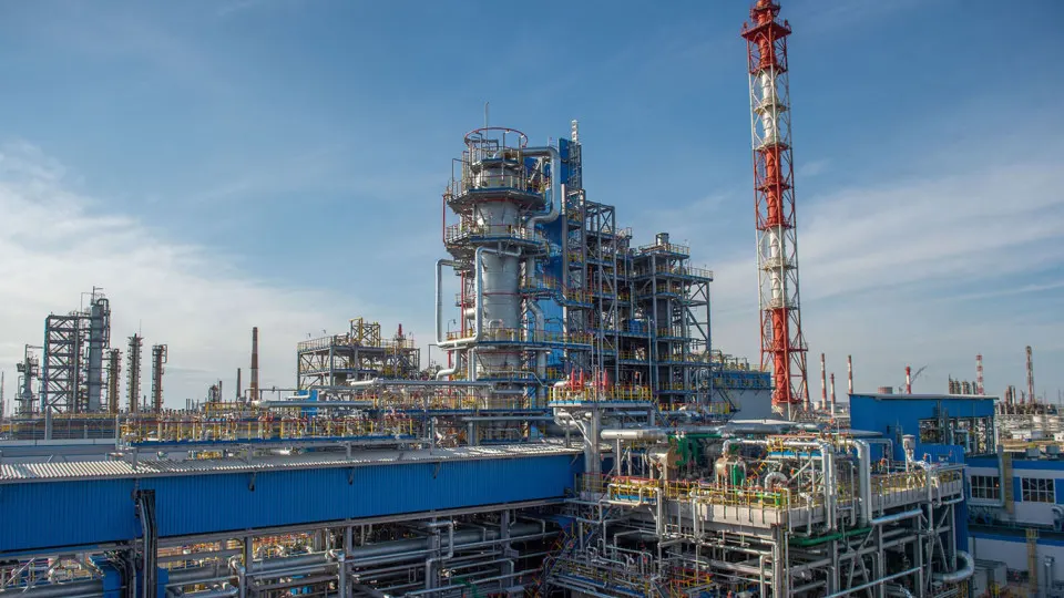 Нефтеперерабатывающий завод в Салавате прекратил работу с 14 июля из‑за повреждений после ударов беспилотников. На восстановление может уйти от нескольких недель до месяцев; последствия уже отражаются на объёмах производства нефтепродуктов в стране.