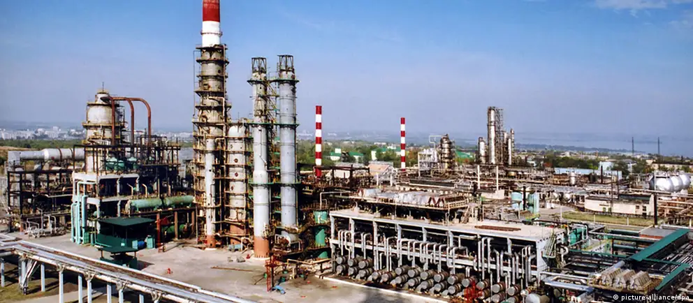 За ночь поступили сообщения об ударе по нефтеперерабатывающему заводу в Сызрани, поражениях судов в Азовском море и масштабных отключениях электроэнергии в Крыму. Минобороны России сообщает о перехвате сотен беспилотников.