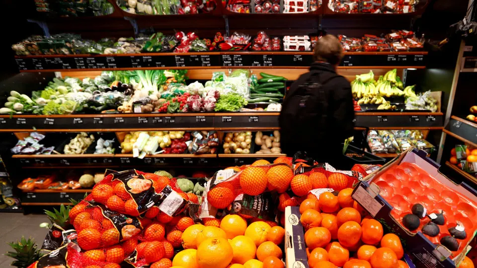 Резкий рост цен на бензин и дизель ускорил подорожание продуктов и других товаров — от картофеля и лука до услуг доставки и отдыха.