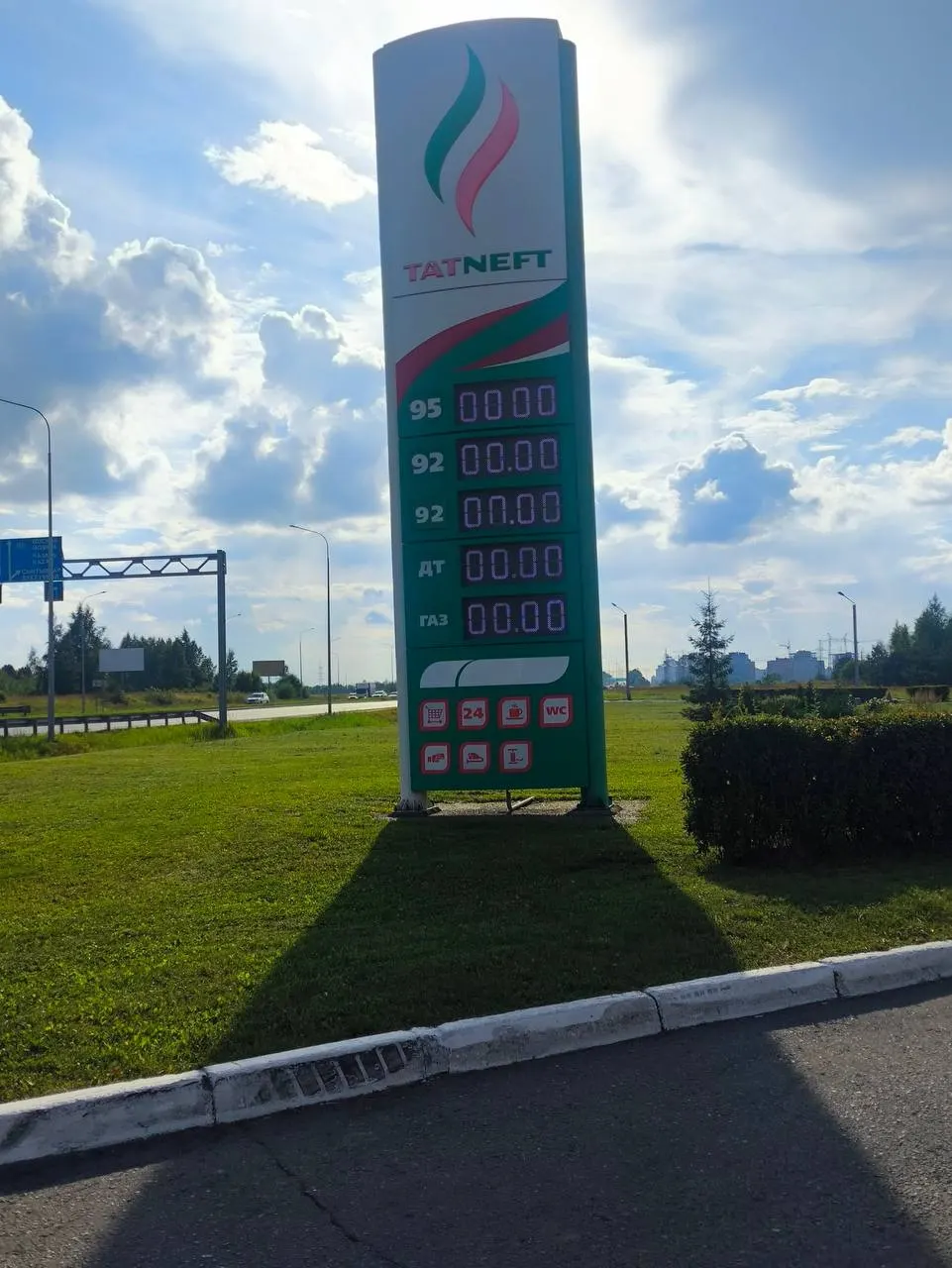 Из‑за атак дронов и дефицита топлива в регионах растут цены на услуги и ускоряется импорт бензина — компании просят Индию увеличить поставки; восстановление НПЗ может занять месяцы.