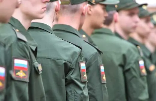 Правительство поддержало законопроект, позволяющий направлять солдат‑срочников на службу в пожарные подразделения МЧС — по оценке ведомства, в его ряды могут прийти до пяти тысяч призывников, чтобы частично восполнить нехватку персонала.