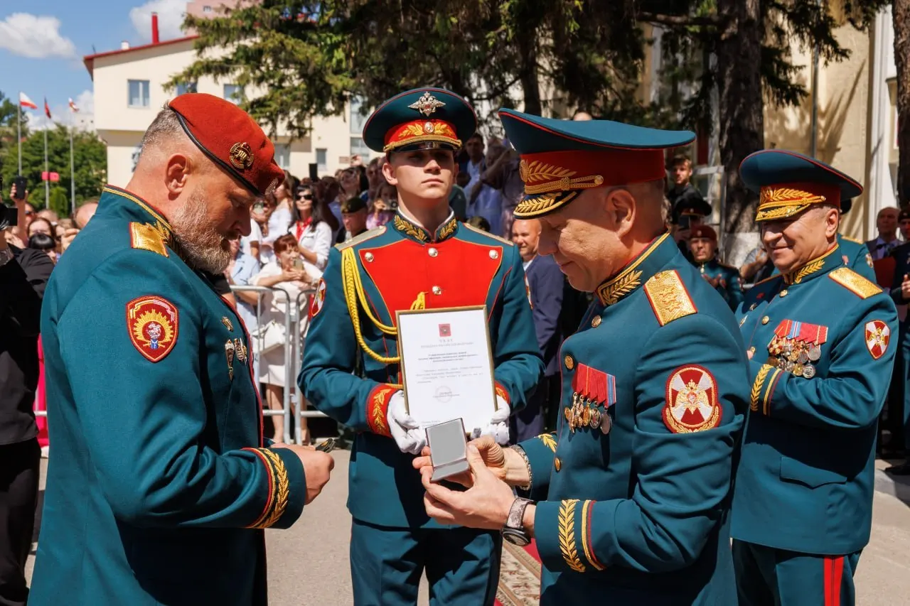 Начальнику Саратовского института войск Национальной гвардии Александру Белоглазову вручили погоны генерал-лейтенанта; награждение провёл генерал-полковник Анатолий Маликов.