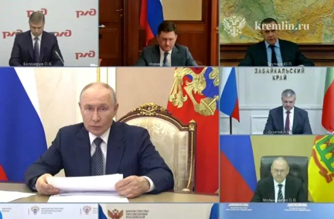 На видеосовещании с правительством обсуждали стабильность топливного и транспортного комплексов: обеспечение госорганов и граждан, вовлечение малого и среднего бизнеса в производство нефтепродуктов и варианты увеличения импорта по инициативе губернатора Забайкалья.