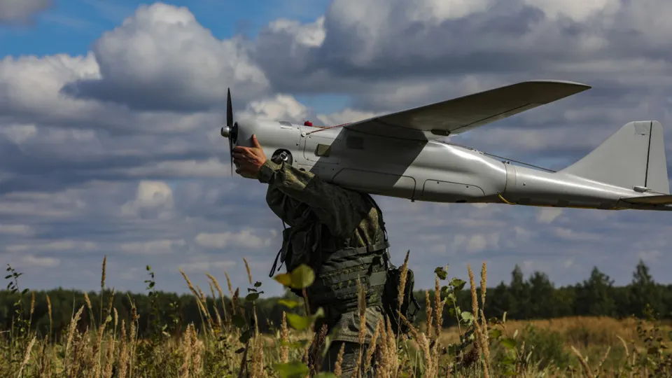 Расследование международных изданий указывает на скрытое военно-техническое сотрудничество Москвы и Пекина в последние три года: поставки компонентов и ИИ для дронов, подготовка персонала и обсуждение методов нейтрализации сети Starlink.