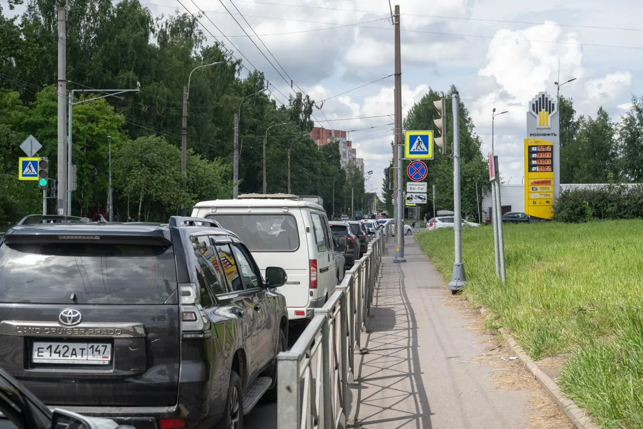Несмотря на разрешение оборота бензина Евро‑3, проверки нескольких петербургских АЗС показали, что в город продолжают поставлять топливо стандарта Евро‑5; сотрудники отмечают наличие запасов и предлагают водителям самостоятельно проверять документы на колонках.