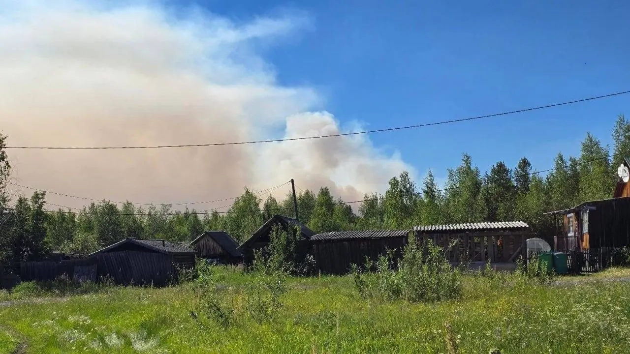 Жители Тутончанов заметили пожар месяц назад — огонь сократил расстояние до посёлка до 6–7 км. Власти утверждают, что угрозы для домов пока нет; в крае введён режим повышенной готовности.