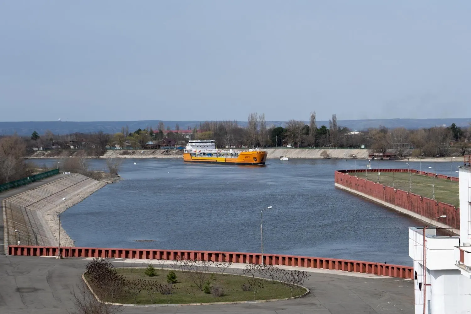 Судоходство по каналу, соединяющему Дон с Азовским морем, временно остановлено после ударов дронов; это может затронуть значительную долю экспорта пшеницы и вызвать перебои с поставками топлива в Крым.