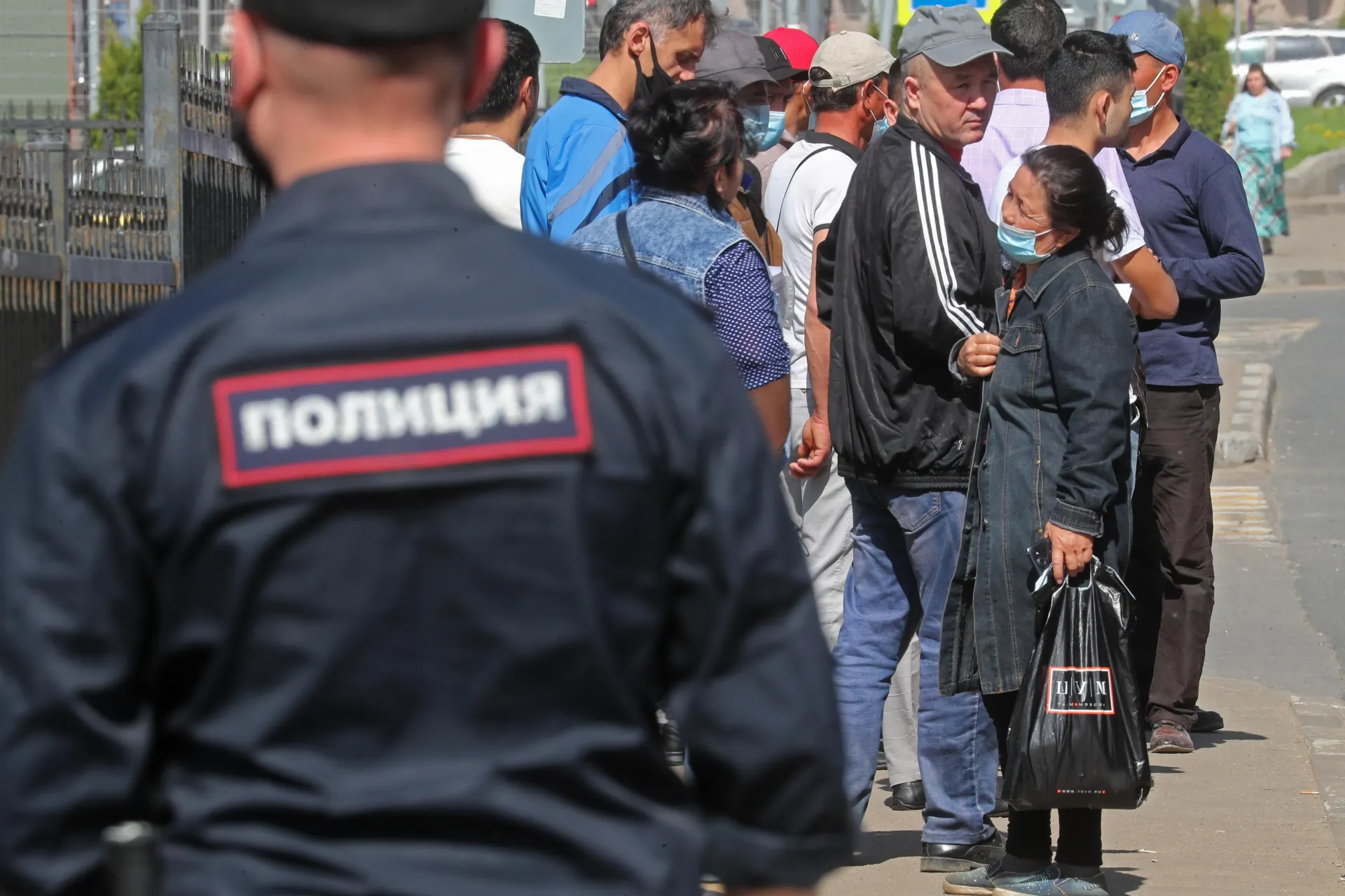 Правительство подготовило поправки ко второму чтению законопроекта об обязательной депортации иностранцев: в перечень нарушений, влекущих безальтернативное выдворение, хотят включить дискриминацию и неповиновение законному требованию пограничника.