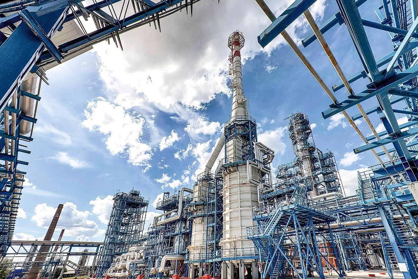В июне нефтепереработчики получили 210,6 млрд руб. — выплаты призваны компенсировать разницу между внутренними и экспортными ценами и предотвратить дефицит бензина и дизеля.