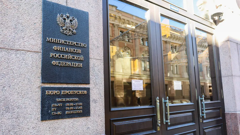Аналитики предупреждают о значительном увеличении государственного долга и стремительном росте расходов на его обслуживание. При сохранении текущих трендов долговая нагрузка и дефицит могут существенно вырасти в ближайшие десятилетия.