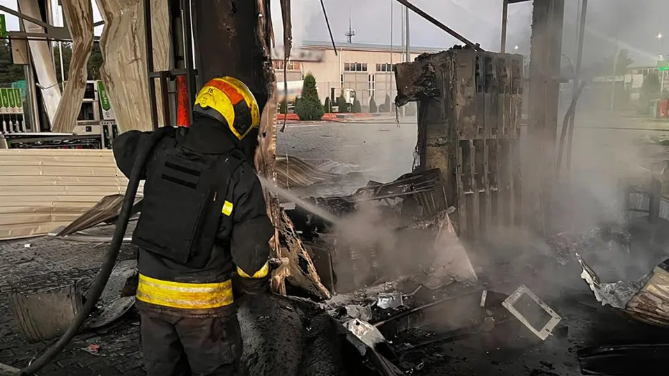 Ночью 1 июля удары беспилотников по Днепропетровской области привели к повреждению пяти автозаправок — одна женщина погибла, несколько человек ранены. Одновременно в России наблюдается дефицит бензина, рост цен и экстренные закупки топлива из-за снижения выпуска на НПЗ.