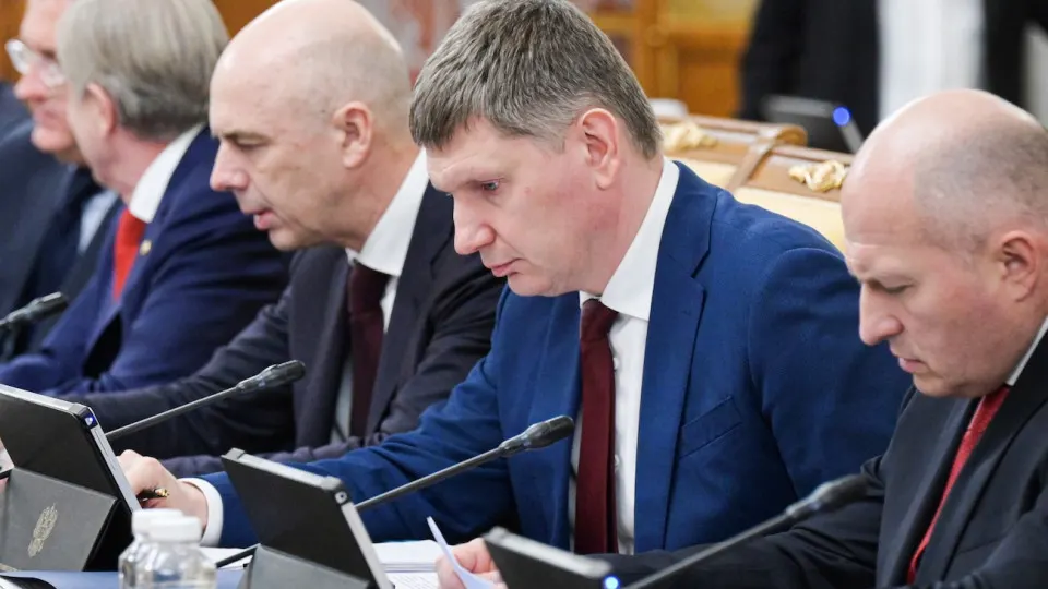Минэкономразвития зафиксировало рост ВВП лишь на 0,2% за январь–май. Промышленность и инвестиции в целом стагнируют, а сегментация экономики и падение цен на нефть увеличивают риски рецессии и бюджетных проблем.