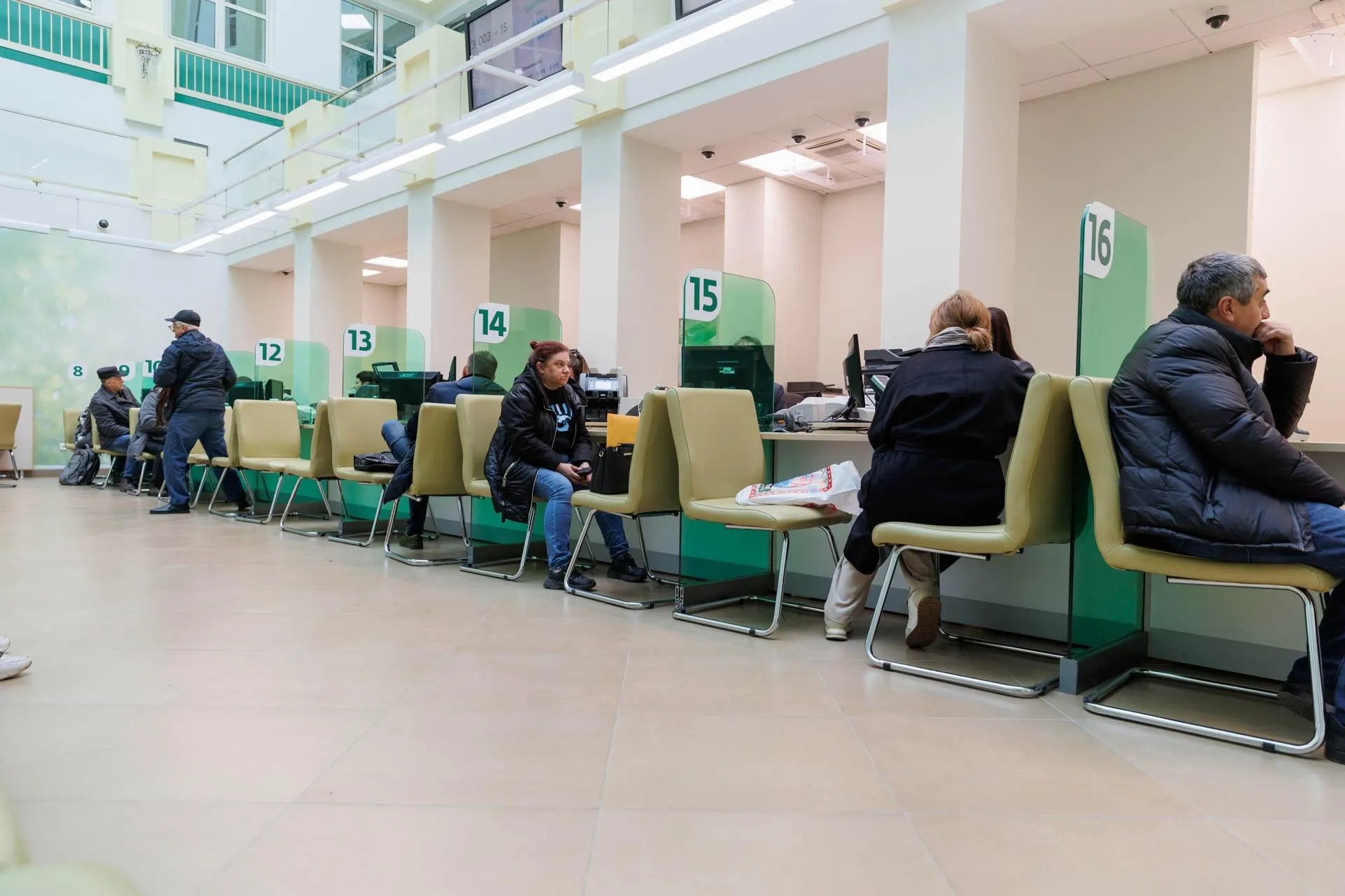 Экономическая ситуация обсуждается экспертами: возможно повторение кризиса 1998 года и последствия для граждан.