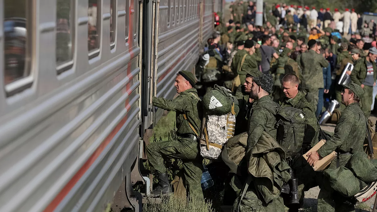 В проекте приказа прописано расширение прокурорского контроля за ведением воинского учёта в органах власти, на предприятиях и в вузах, а также проверка выдачи броней и содействия явке граждан в военкоматы.