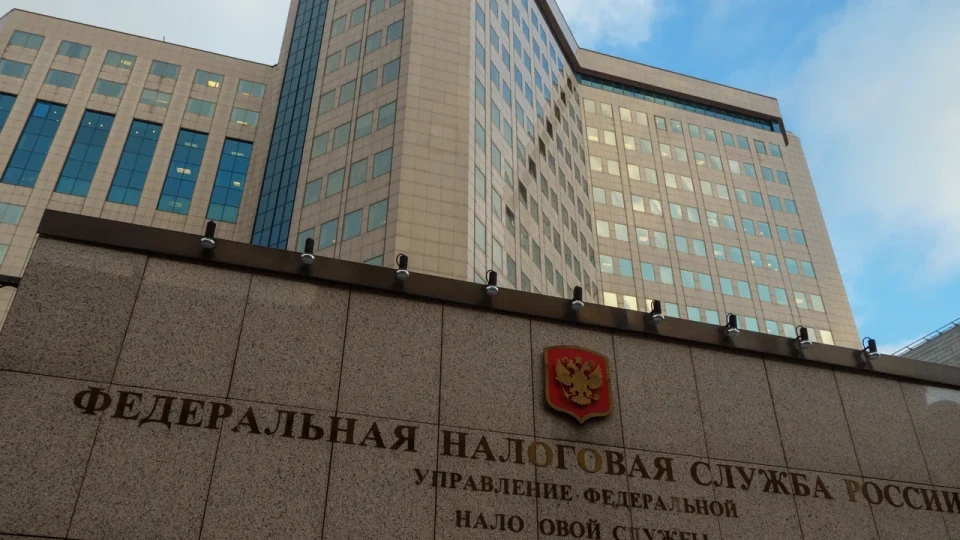 Федеральная налоговая служба активизирует проверки перерегистрации ИП: при установлении, что переоформление использовалось для ухода от НДС, бизнесу грозят доначисления, пени и штрафы. Меры связаны с изменением порогов по УСН и ростом дефицита федерального бюджета.
