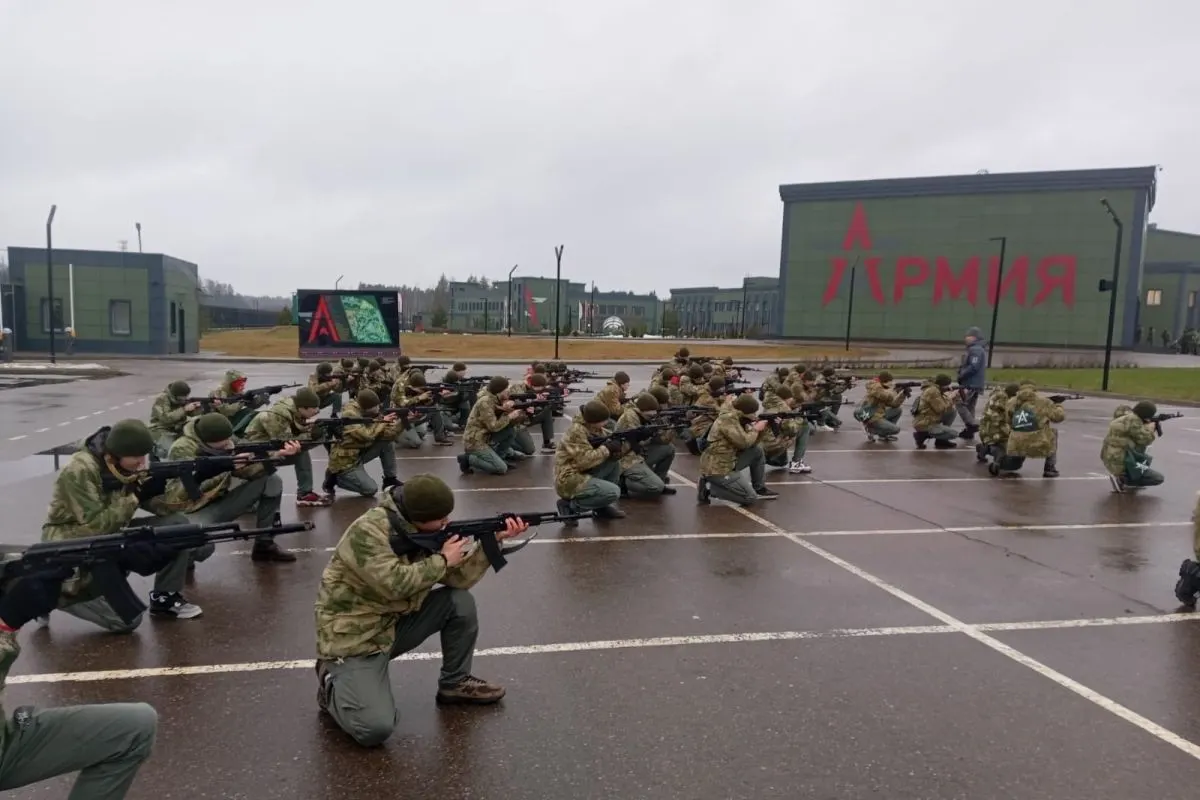По результатам расследования за пять лет на создание и содержание центров военной подготовки школьников направлено не менее 50 млрд рублей; в лагерях школьников обучают строевой подготовке, обращению с оружием, управлению дронами и проводят интенсивное патриотическое воспитание.