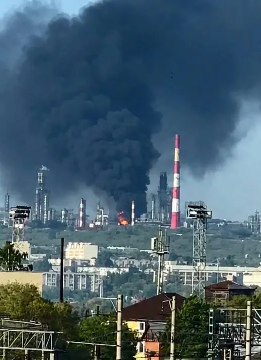 В результате ночных атак беспилотников в Сызрани погибли два человека; в Белгородской области трое получили ранения. Минобороны сообщает о перехвате 121 БПЛА.
