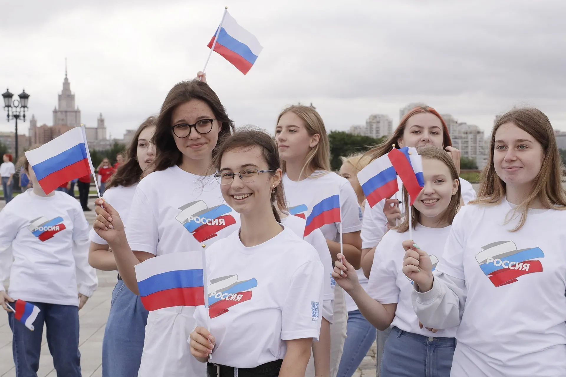 Федеральный проект по патриотическому воспитанию молодёжи получит сотни миллиардов рублей в 2025–2030 годах, однако методики подсчёта охватов и показателей позволяют искажать реальную картину.
