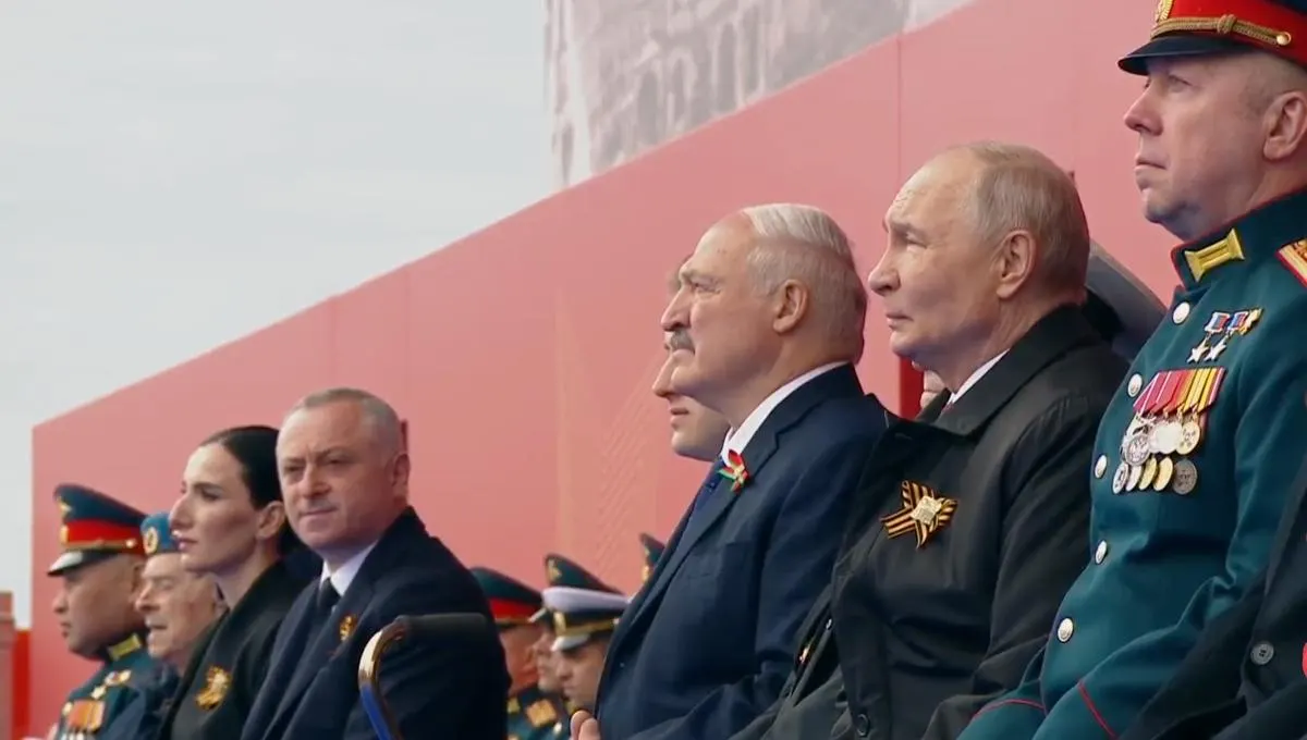 Президент назвал День Победы «священным», связал подвиг советских людей с современными участниками «специальной военной операции» и отметил вклад трудовых коллективов и специалистов. На трибуне рядом с ним впервые сел боец СВО наравне с ветераном ВОВ.
