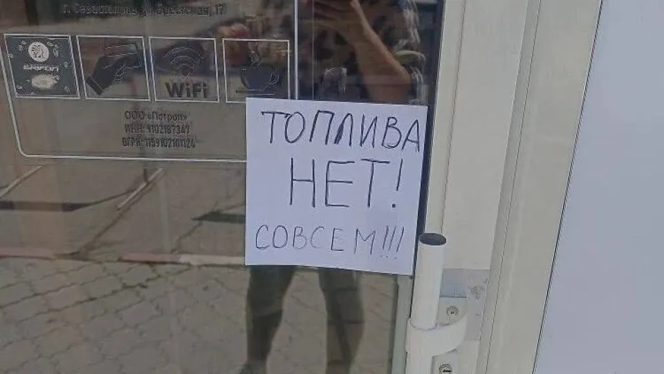 С 31 мая в Крыму вводятся талоны на бензин марки АИ‑95 и лимит на розничную продажу АИ‑92 до 20 литров на транспортное средство. Ограничения связаны с ударами по НПЗ и проблемами логистики; правительство ужесточило контроль за выпуском нефтепродуктов.