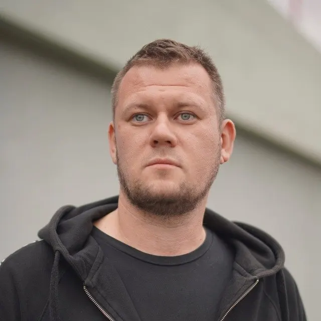 Вечером Министерство юстиции внесло в список «иностранных агентов» украинского блогера и журналиста Дениса Казанского. Он заявил, что не имеет российского гражданства и ожидал более серьёзных обвинений.