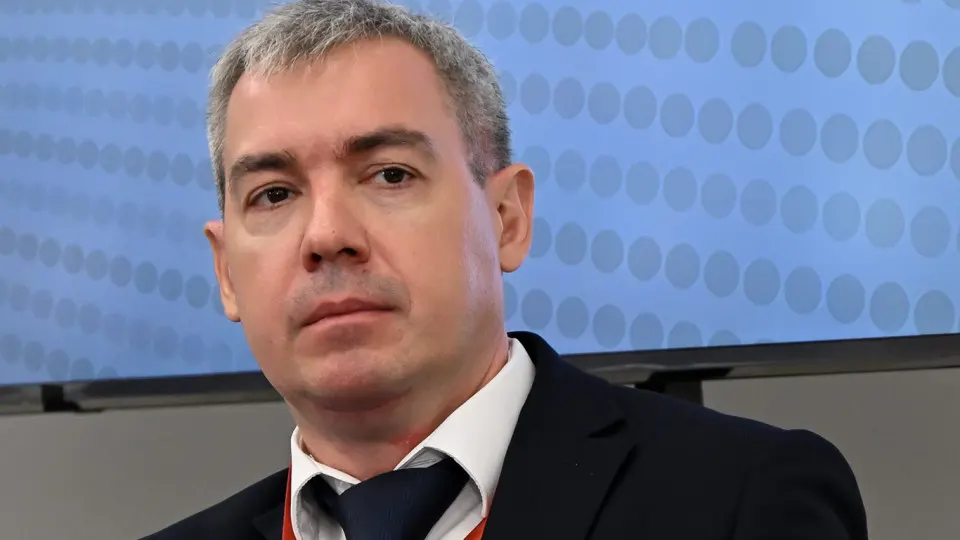 Двое заместителей министра и ещё несколько руководителей департаментов могут уйти в отставку на фоне передачи части функций по контролю за интернетом в структуру ФСБ. В министерстве ожидается перераспределение обязанностей и возможное сокращение штата.