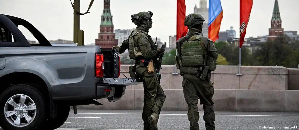 Власти отменили приглашения для ряда зарубежных корреспондентов. Парад пройдёт в сокращённом формате без военной техники — власти объясняют это «текущей оперативной обстановкой» и ростом угроз.