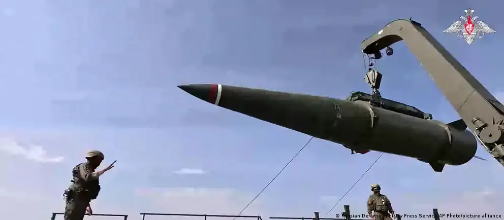 Минобороны РФ объявило о трёхдневных учениях с участием почти 65 тысяч военнослужащих, более 200 пусковых установок и восьми стратегических подлодок; отдельно отрабатывается совместное с Беларусью применение ядерного оружия.