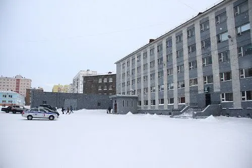 Следственный комитет во второй раз отказал в возбуждении уголовного дела по факту избиения 48‑летнего жителя Норильска. Следователи заявляют, что записи с камер в отделе удалены; пострадавший и его представитель настаивают на расследовании и просят взять дело на контроль.