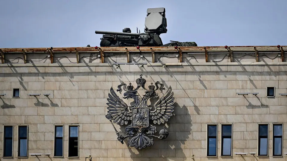 Переброска средств ПВО для защиты парада 9 мая ослабила оборону других районов России: командование украинских дронов заявляет, что будет атаковать прежде всего уязвимую энергетическую и военную инфраструктуру на периферии.