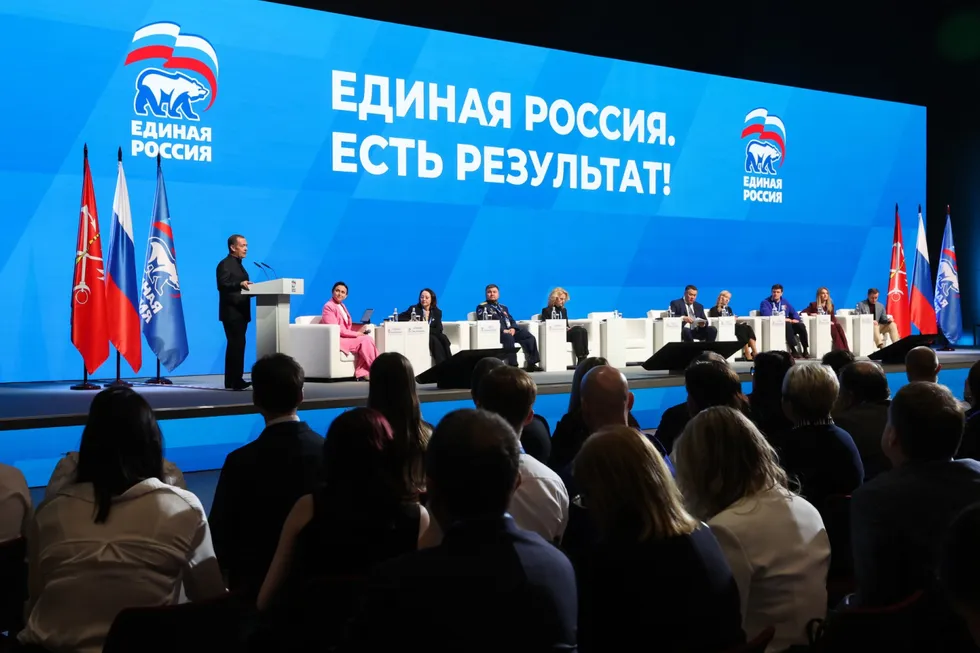 Администрация президента рекомендовала государственным и лояльным изданиям избегать слова «запрет» в заголовках и сместить акценты на позитивные инициативы «партии власти», что вызывает вопросы у журналистов о понятности новостей и праве регионов информировать людей.