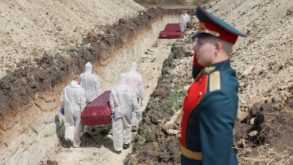 Анализ поимённых списков, данных реестра наследственных дел и судебной статистики показывает, что минимальная документально обоснованная оценка погибших российских военных к концу 2025 года — 352 тысячи человек; в неё включены как записи ЗАГС, так и судебно признанные погибшие.