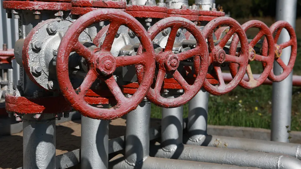 МЭА констатирует снижение добычи и рекордное падение экспорта нефтепродуктов: причиной называют массовые удары по экспортной инфраструктуре. Это уже сказывается на поступлениях в бюджет.