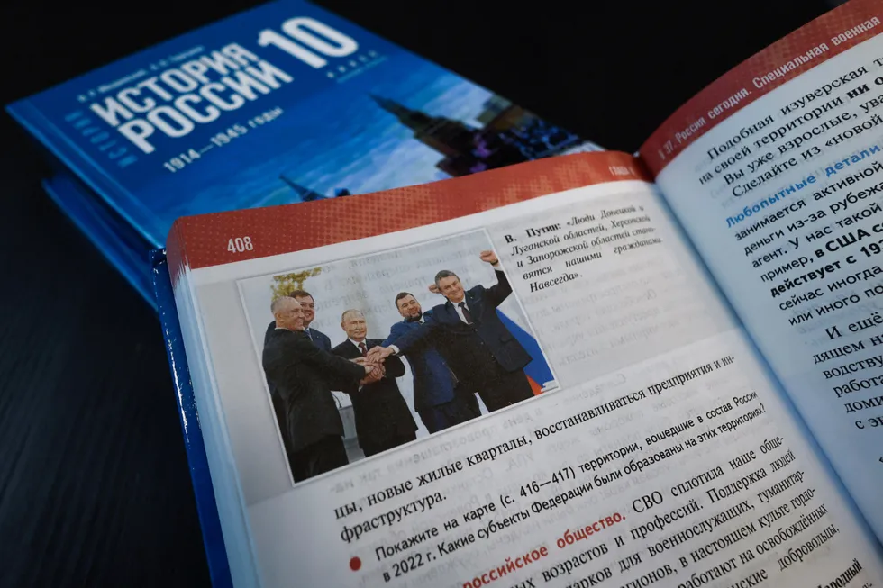 Учебники для средней школы 2025 года предлагают единый, политизированный нарратив: современные государственные проекты вплетаются в далекое прошлое, неудобные факты опускаются, а история превращается в инструмент воспитания лояльности.