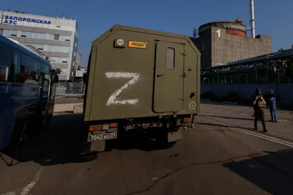 По заявлению российской стороны, украинский боевой дрон вызвал взрыв в машинном зале шестого энергоблока Запорожской АЭС: оборудование, по их данным, серьёзно не повреждено, но в стене образовалась дыра. Связь со станцией также фиксировали кратковременные обрывы.