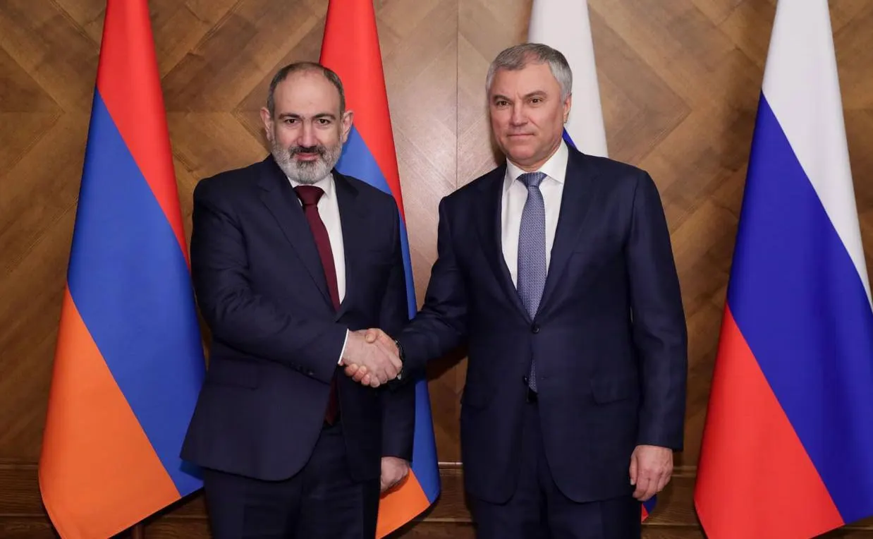 Председатель Госдумы заявил, что армянское руководство использует экономические выгоды от России, одновременно ориентируясь на европейские структуры; в качестве примеров он привёл признание юрисдикции МУС и обсуждение в парламенте вопроса о вступлении в ЕС. После заявлений премьера российские контролёры заблокировали продажу крупной партии армянской минеральной воды.